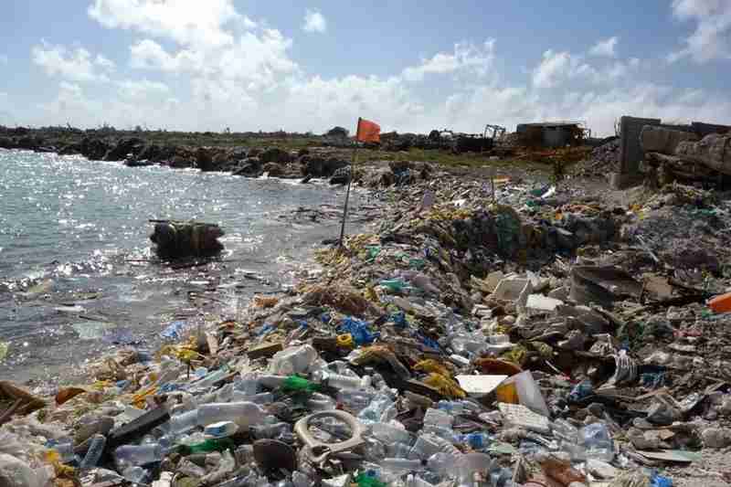 Pollution avec le plastique dans la mer et les plages nanoplastique et microplastique