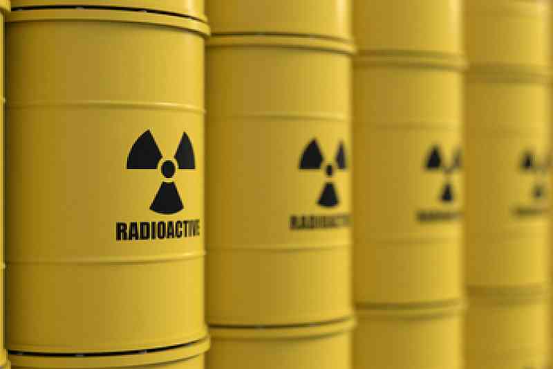 Fûts métalliques contenant des déchets radioactifs
