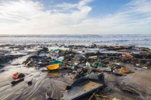 les plages et les mers sont polluées par des tonnes de déchets de toutes natures