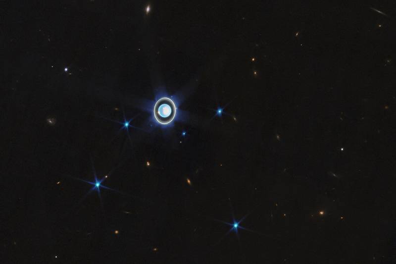 Télescope Spatial James Webb Uranus avec 13 anneaux et 27 lunes